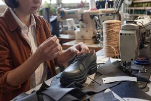 Montagem de calçado para conforto e bem-estar do cliente